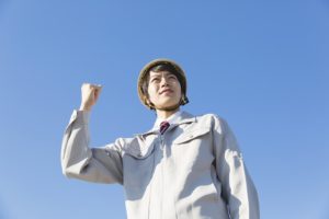 拳を握る男性