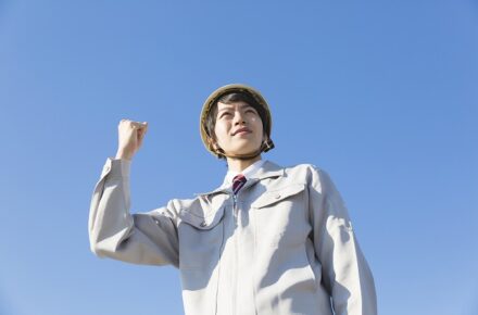 拳を握る男性