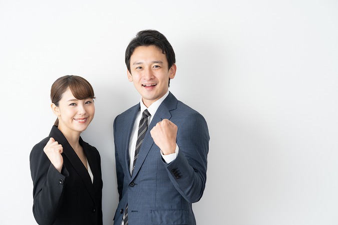 スーツの男女
