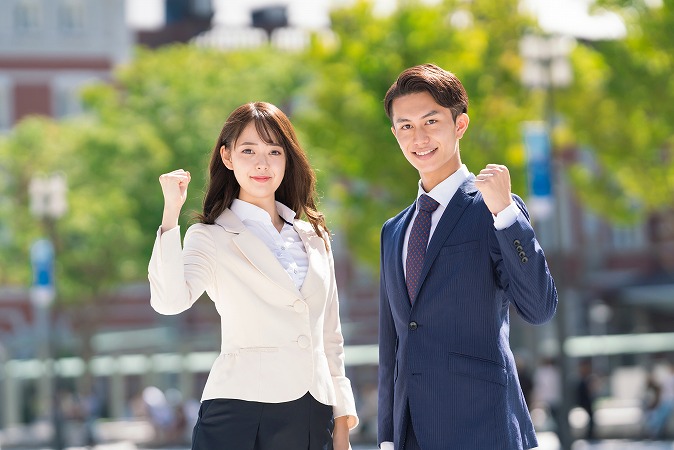 スーツの男女