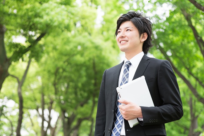 木の下を歩く男性